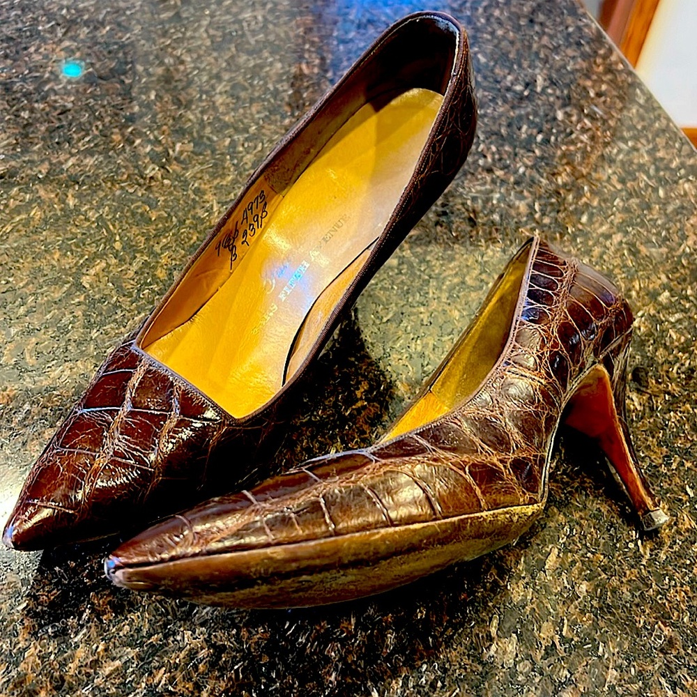 Vintage 1960’s Saks Fifth Ave Pacelle Alligator Leather Kitten Heel.  Size 9.5